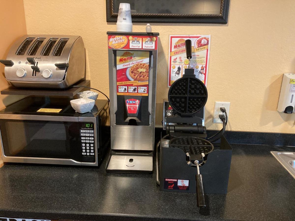 Super 8 By Wyndham Chisago City Eksteriør bilde